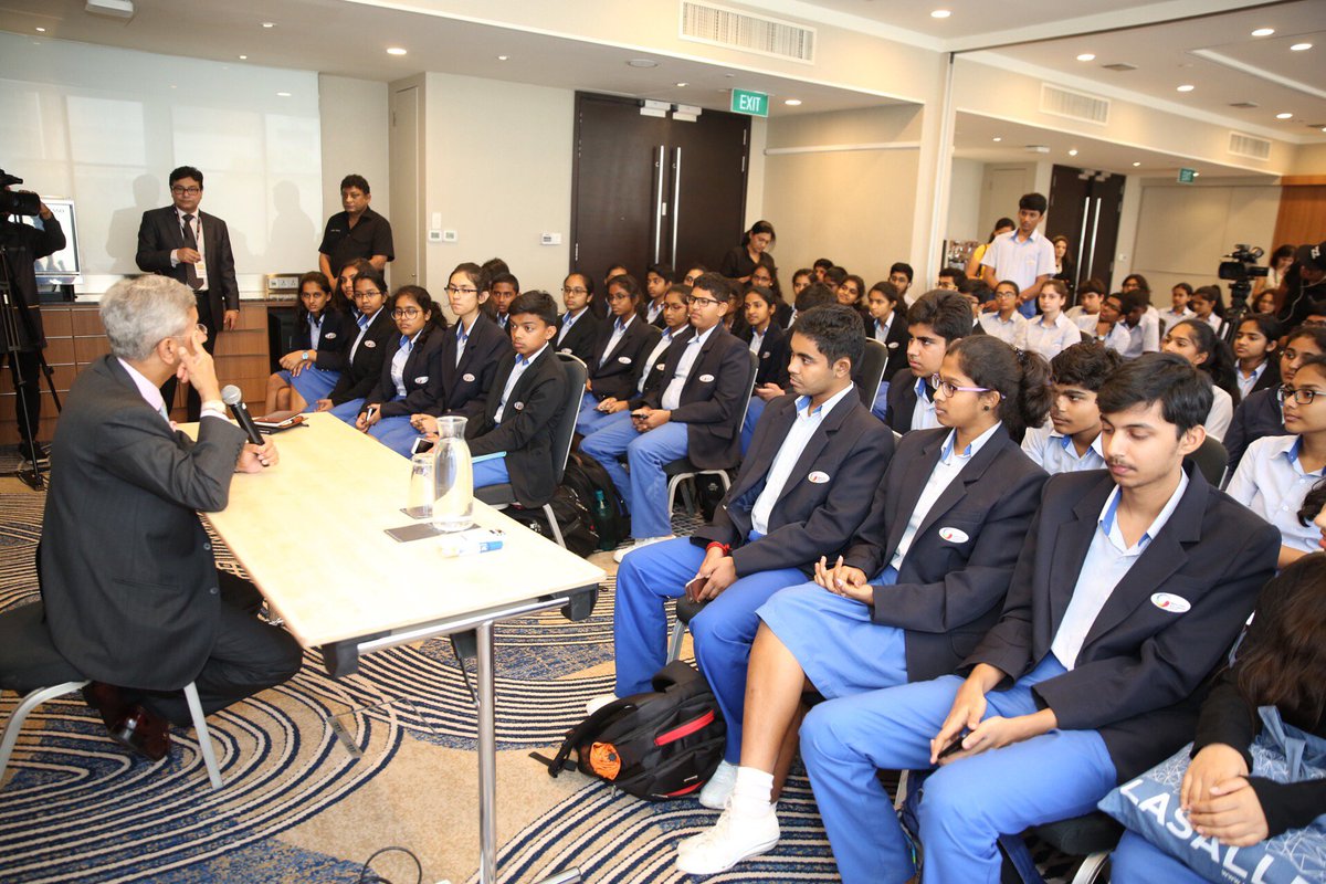 Global_Schools's tweet photo. S Jaishankar, former Indiaβs foreign secretary advises #GIIS students to do their best in all their endeavours during our #LeadershipLectureSeries. #GIISLLS #SJaishankar #Dreams #leadershipsummit2018 #HTMintAsia https://t.co/aDsDKoyOhv