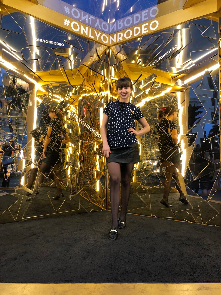 iseeyourlegs_'s tweet photo. Hello legwear lovers 🕺🏻💃🏻
As promised, few more photos from L.A. 🇺🇸 📸 featuring our iconic Classic 20 Denier in black 🏆
•
Are you excited to see us in your city?
Sharing your legwear looks with us via #ISEEYOURLEGS, #DARETOBESEEN will bring us closer ❤️ https://t.co/dhA9MHx6Sb