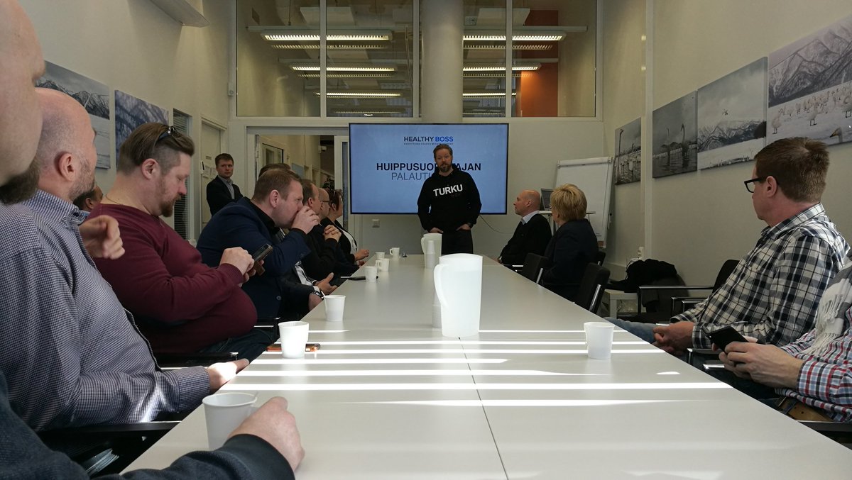 JaniKTNieminen's tweet image. Mielenkiintoista asiaa jaksamisesta ja kuormituksesta, #MehiläinenNEO lavalla @thefinn1, eli Marko Yrjövuori. #FCTPS #pronetwork