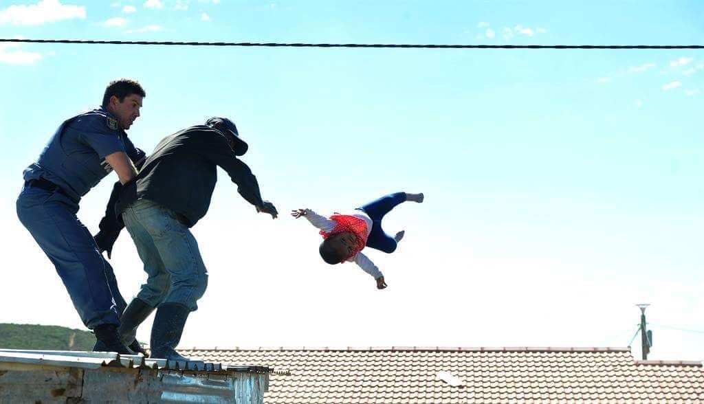 SMotlogewa's tweet photo. Throwing a baby Match
A police men vs Stupid Domkop https://t.co/URnckMcFMX