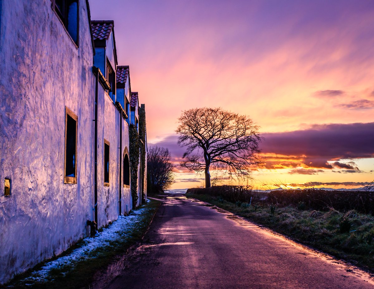 SereneMoments11's tweet photo. Stupendous April Sunset over West Camps Carnock Fife Scotland @VisitScotland https://t.co/9mJMtnGwmA