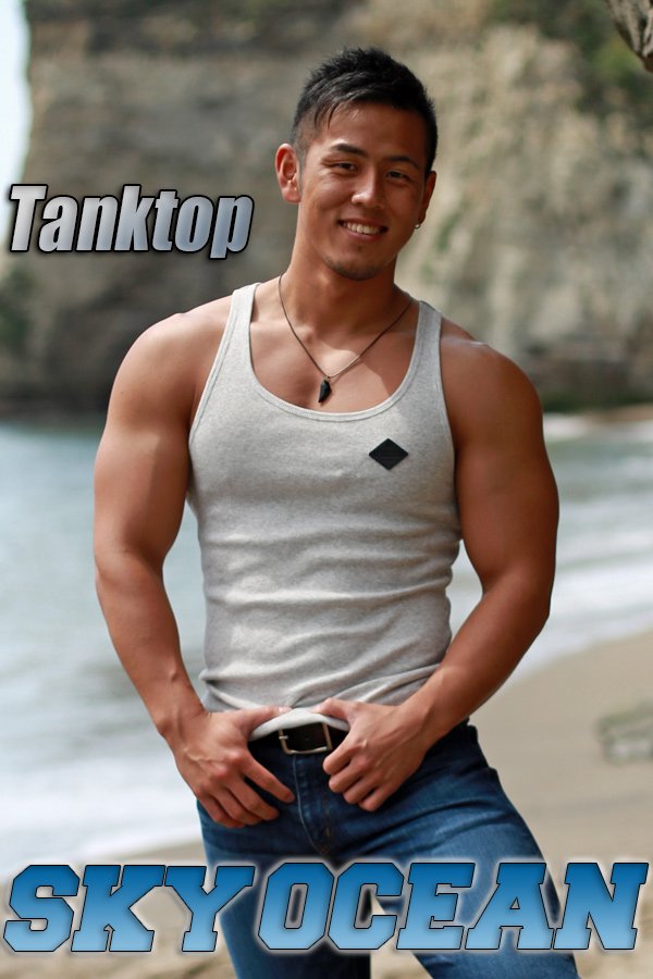 メンズファッションsky Ocean Sky Ocean大人気アイテム タンクトップ オリジナルのカットラインとワンポイントのワッペンが筋肉質な男の体をセクシーに演出します 只今500円引きです T Co Yolwgirahz タンクトップ Skyocean モデル