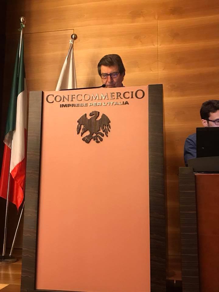 ConfCommercioCr's tweet photo. "Avere tante #città Smart ma con le saracinesche dei negozi abbassate non è tra i nostri obiettivi. La città vive attraverso il suo tessuto di piccolo commercio." -   Francesco Rivolta - Direttore Generale @Confcommercio #dareformaaifondi @RivoltaF https://t.co/QcLliY6nrF