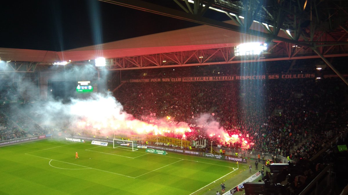 's tweet image. #Fumigènes #ASSEPSG : le Kop sud fermé à titre conservatoire #ASSE
→ francebleu.fr/sports/footbal…