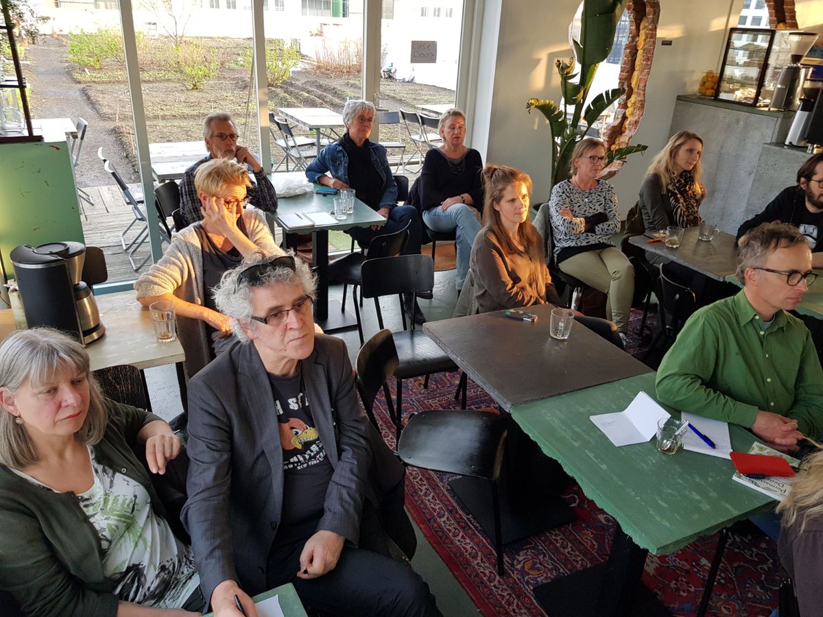 Dakgaarden's tweet photo. Onze workshop #Permacultuur van #MaxdeMoestuinman gisteravond! Leuke opkomst weer (met veel dakvrijwilligers)! Die #dakworkshops lopen goed zeg! Meer? Volg @d_akkers ... en @Dakgaarden https://t.co/ik5HCfNyC7
