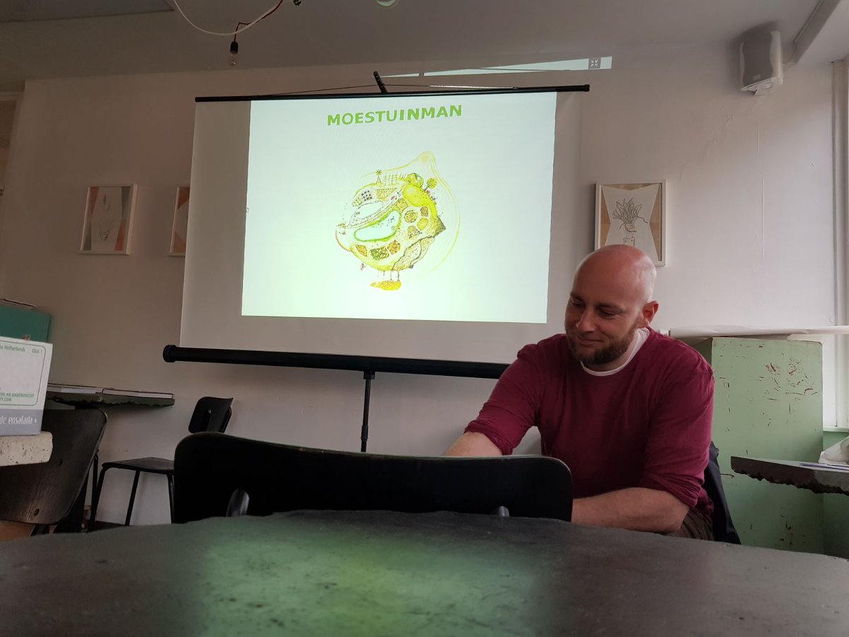 Dakgaarden's tweet photo. Onze workshop #Permacultuur van #MaxdeMoestuinman gisteravond! Leuke opkomst weer (met veel dakvrijwilligers)! Die #dakworkshops lopen goed zeg! Meer? Volg @d_akkers ... en @Dakgaarden https://t.co/ik5HCfNyC7