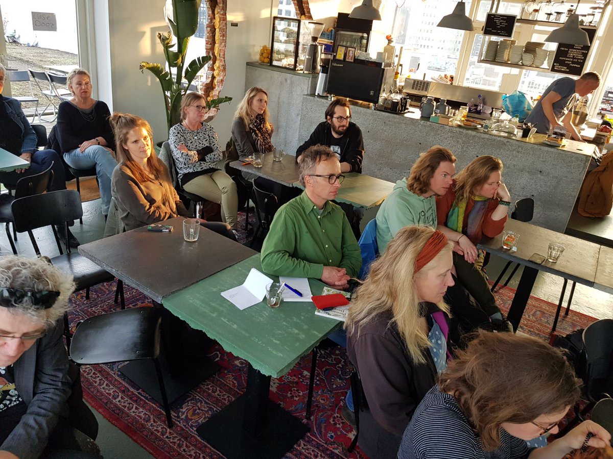 Dakgaarden's tweet photo. Onze workshop #Permacultuur van #MaxdeMoestuinman gisteravond! Leuke opkomst weer (met veel dakvrijwilligers)! Die #dakworkshops lopen goed zeg! Meer? Volg @d_akkers ... en @Dakgaarden https://t.co/ik5HCfNyC7