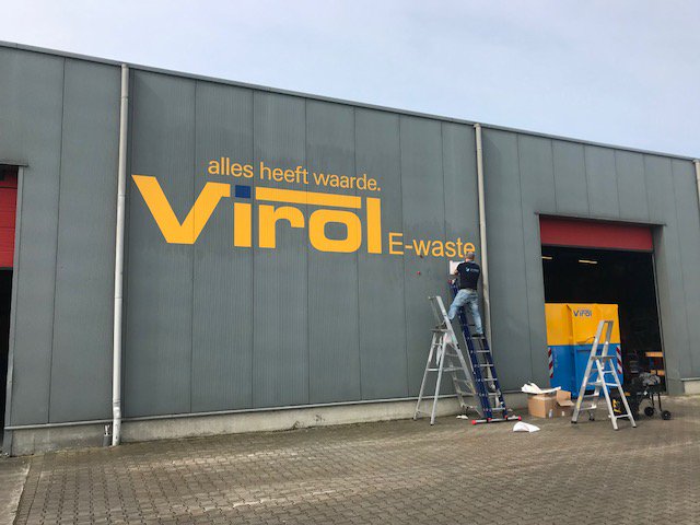 De officiële opening is in mei maar vandaag wordt de gevel alvast aangepast! De Virol E-waste Academy is straks echt een feit. Minder grondstoffen uit de natuur, het duurzaam opleiden van mensen en het herplaatsen van mensen op de arbeidsmarkt, dat maakt ons trots!