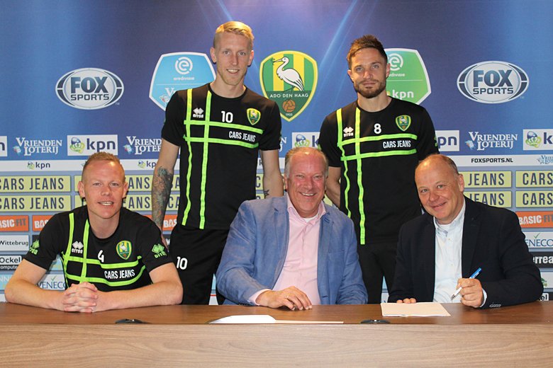 ADODenHaag's tweet photo. 🤝 Claudio Houtman van franchiserestaurantketen Proeflokaal Sijgje tekende gisteren in het bijzijn van Tom Beugelsdijk, Lex Immers en Aaron Meijers een skybox-contract voor drie jaar bij ADO Den Haag. https://t.co/uKFy70MP6e https://t.co/2dMdt01DUr
