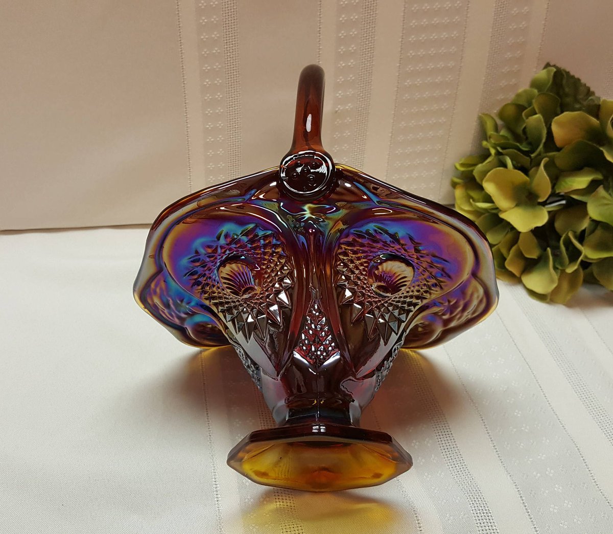 Lyn_Bluefish901's tweet image. GORGEOUS Fiery Red Iridescent Amberina Glass Basket, Starburst &amp;amp; Seashell Pattern,Yellow Blue Purple Vintage, Home Bedroom Decor, Movie Prop etsy.me/2xJN6wo #AmazingFunVintage #Etsy #SeashellPattern
