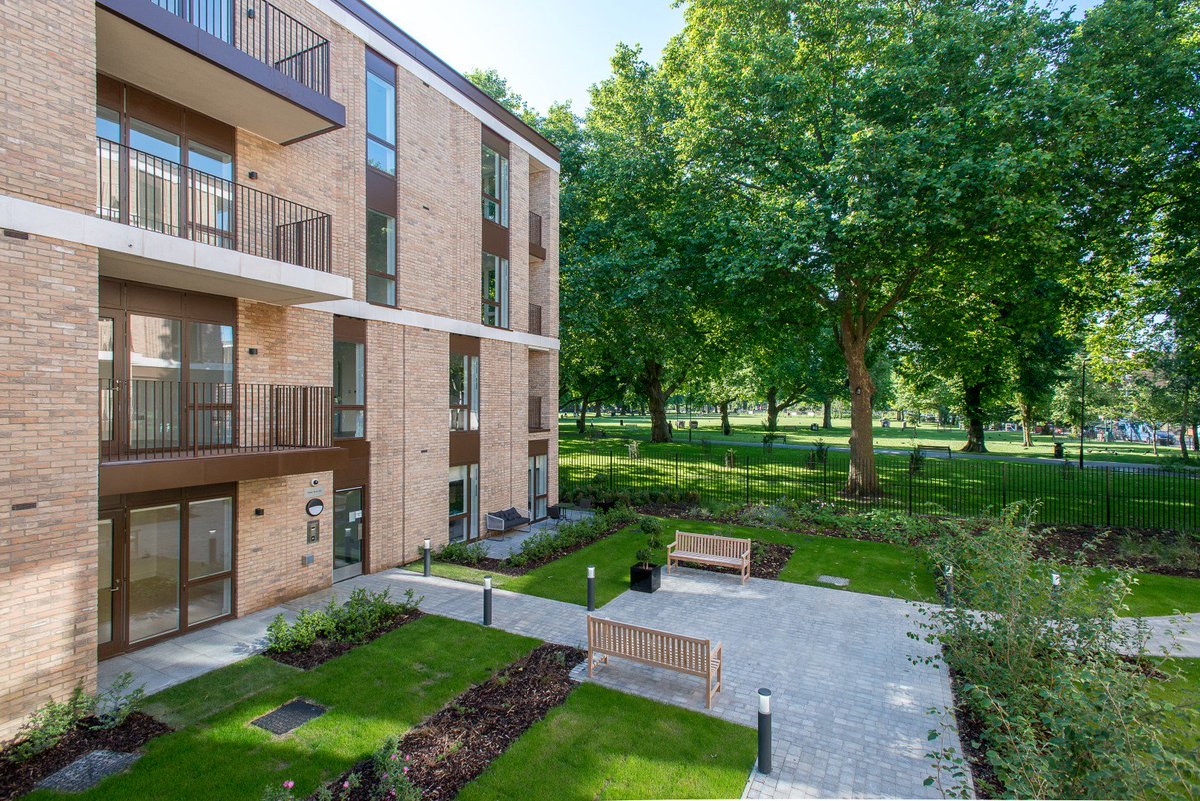 Hill_Group_UK's tweet photo. At #Quadra, our collection of 1 and 2 bedroom apartments located in #Hackney, we are offering our #EasyMove scheme, meaning you can reserve your dream home before you sell your existing property! Learn more on our website: https://t.co/2Rp5XAn36K @Hanover_Housing https://t.co/Lx4tBGBD9A