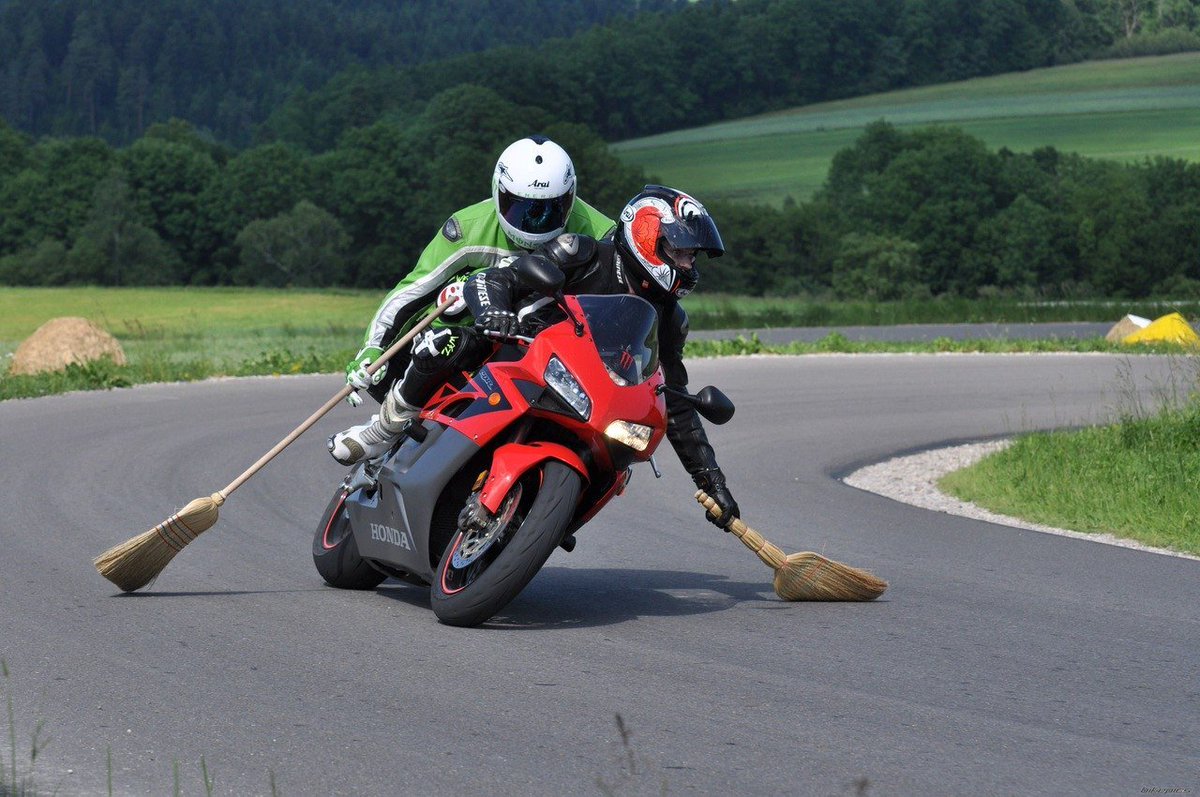 Gipotez4's tweet image. Мама: Пока меня не будет уберись в квартире
Я: Хорошо

Спустя 4 часа
*сидишь, занимаешься своими делами*
*звук открывания двери*
Я: