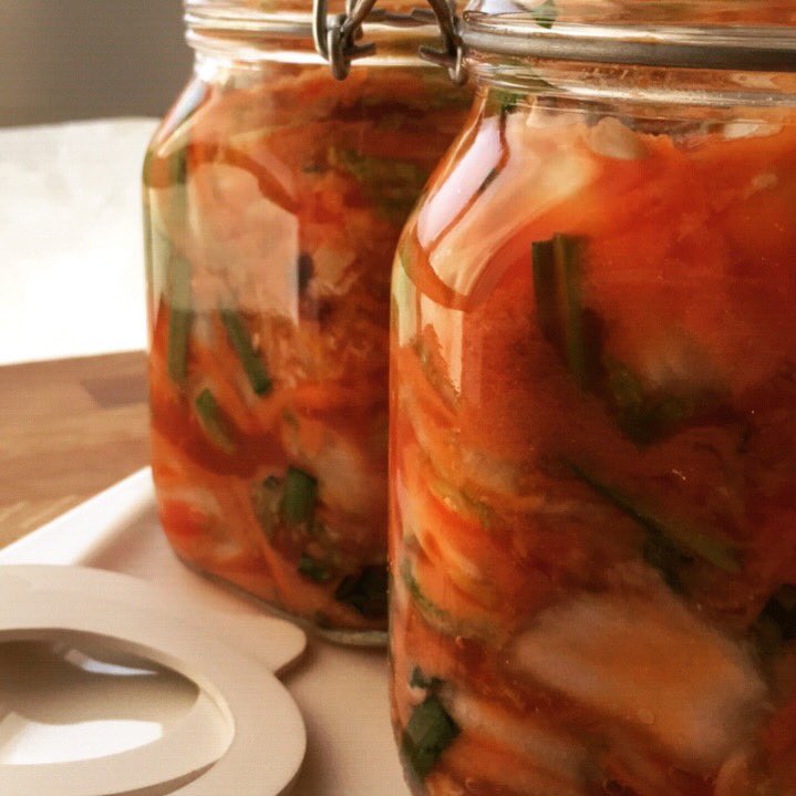 RawmanceFood's tweet photo. VEGAN KIMCHI!!! Una de mis favoritas hecha con col china, ajo, 🥕cebollín chino y lo que no podría faltar la pimienta roja! Un dato curioso es que está pimienta fue introducida en corea por los portugueses en la época de los descubrimientos para cambiarlo por otras especias! 😊 https://t.co/UzRXDVX8RC