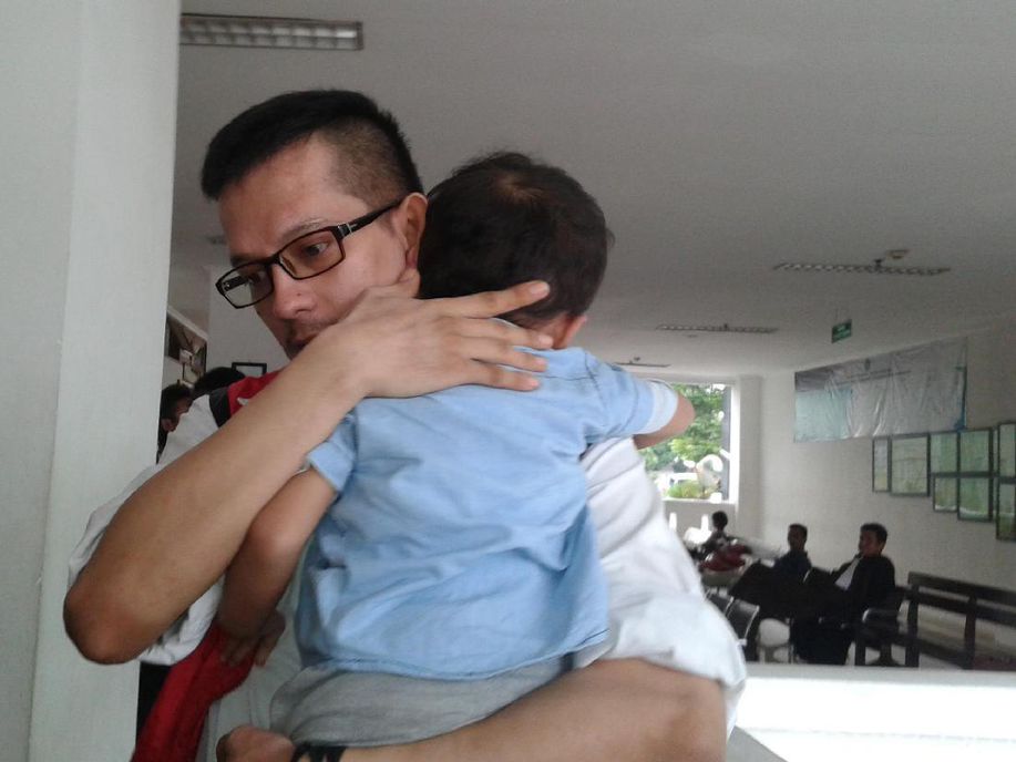 detikcom's tweet photo. Anak Jupiter Fortissimo Titip Sang Ayah pada Petugas Lapas https://t.co/cOHQtP9Yqj https://t.co/NjlXMIMmAB