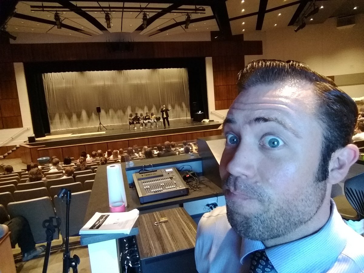 What's the best way to control your Kiddos???
Hire a hypnotist!!! 

Getting the senior class excited about the 2018 Marion, IL Chamber of Commerce Graduate Spree.