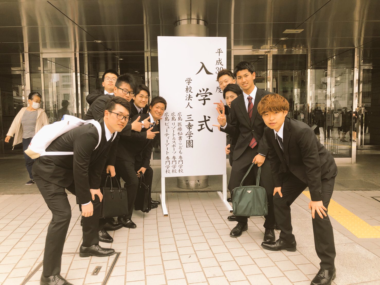 健太郎 4 12 入学式 三幸学園 広島リゾート スポーツ専門学校 に入学しました もうすでにスタプロのおかげで仲良くなれたし ほんまにs1c最高だわ これからみんなよろしくねー もう家族みたい 三幸学園入学式 クラス目標 家族
