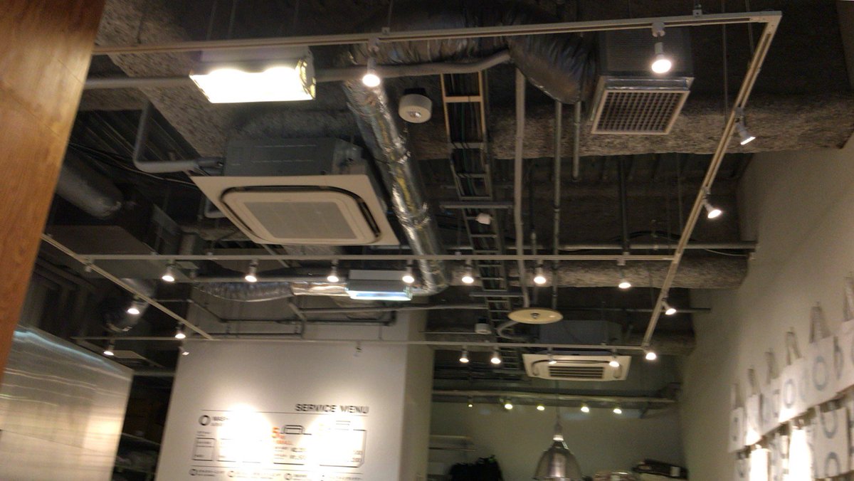 washfold_hrm's tweet photo. スタイリッシュな空間で
見上げる天井は5メートル弱、
時々雑誌の撮影現場として
使われたりします。
Our shop was used to shoot magazines
#laundromat #selfservicelaundry
#coinlaundry #coinwash
#コインランドリー #shooting
#勝どき #晴海 #撮影 #雑誌 https://t.co/O4PPxdxXPA