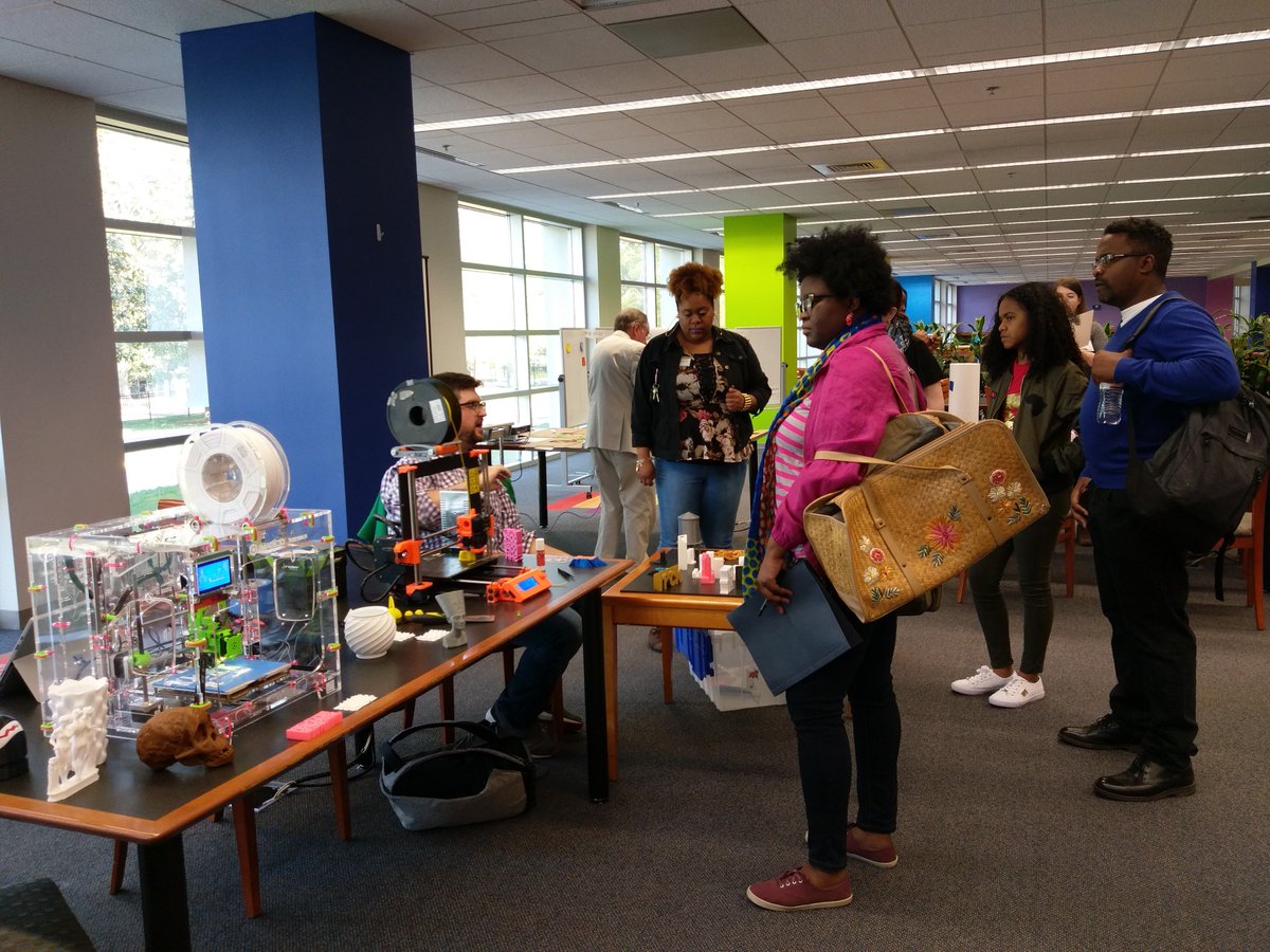 jcsulibrary's tweet image. @DPEdStudio representatives engaging with attendees at our #MiniMakerConference @JCSUniversity