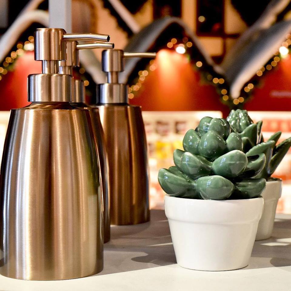 ¡Buen Día! 🌱☀️ A combatir este frío con un Café en Alpastel y una vuelta por la Aldea Mágica ☕️🍫 Te esperamos #Alparamis #Alpastel