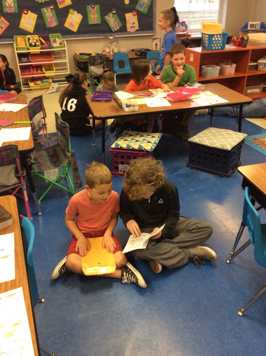 CDrake1980's tweet photo. Kinder and 5th reading together! @Laina_White #hannahappenings @LampasasHSE https://t.co/myia8MP9rO