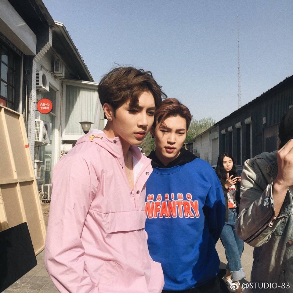 kingqinfen's tweet photo. [PIC] Roi wih Han Mu Bo for Studio 83 https://t.co/x6ibqQpFBL