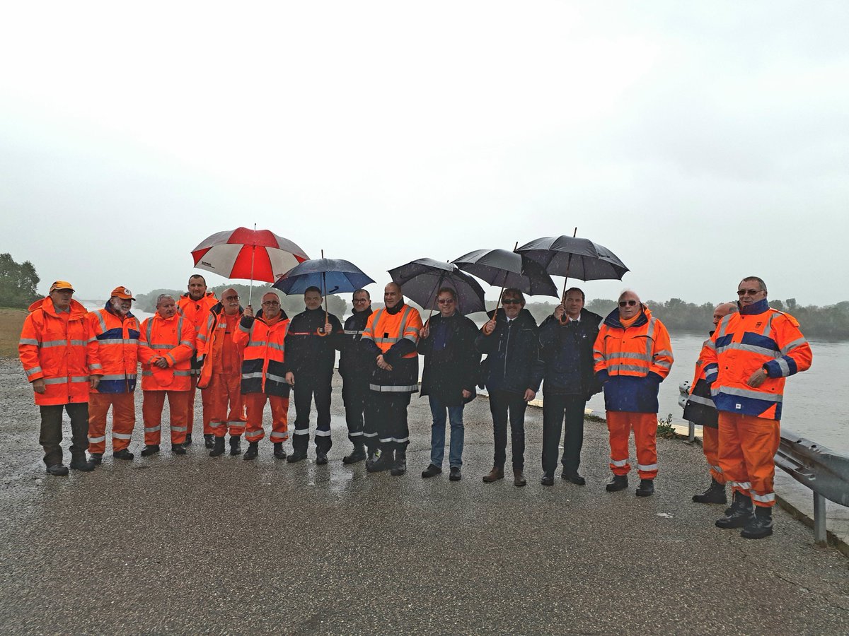 ENSOSP's tweet photo. 🇪🇺Du 24>27 avril 2018 @SecCivileFrance a missionné @ENSOSP pour organiser un exercice européen baptisé #MODEX RHODANOS : Comment l'UE se prépare à faire face à une inondation catastrophique. Dernière visite de terrain avec une partie de nos partenaires #Fourques #ESOL #ADCCFF13 https://t.co/vpMeoPyU0J