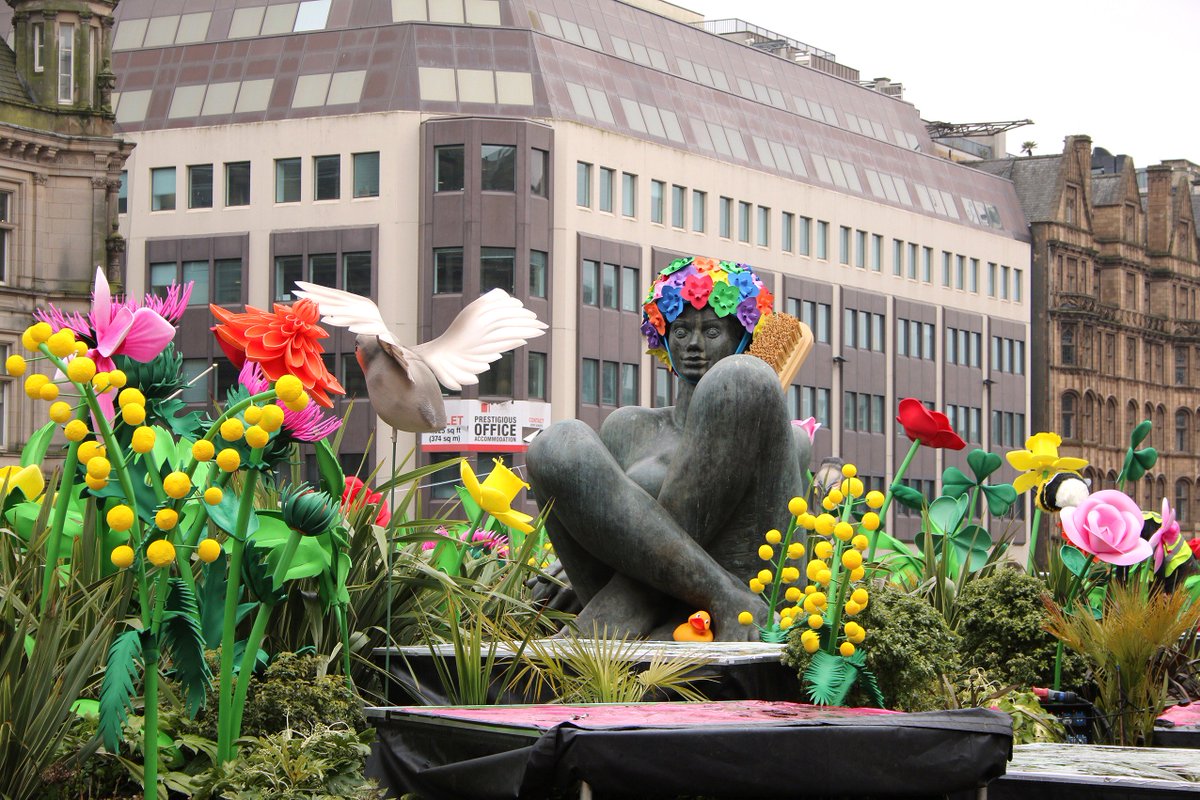 The Floozie is so looking forward to the Commonwealth Games Handover and all the crowds who will be seeing her that she decided to take a bath! At least someone is enjoying the #brum rain...
