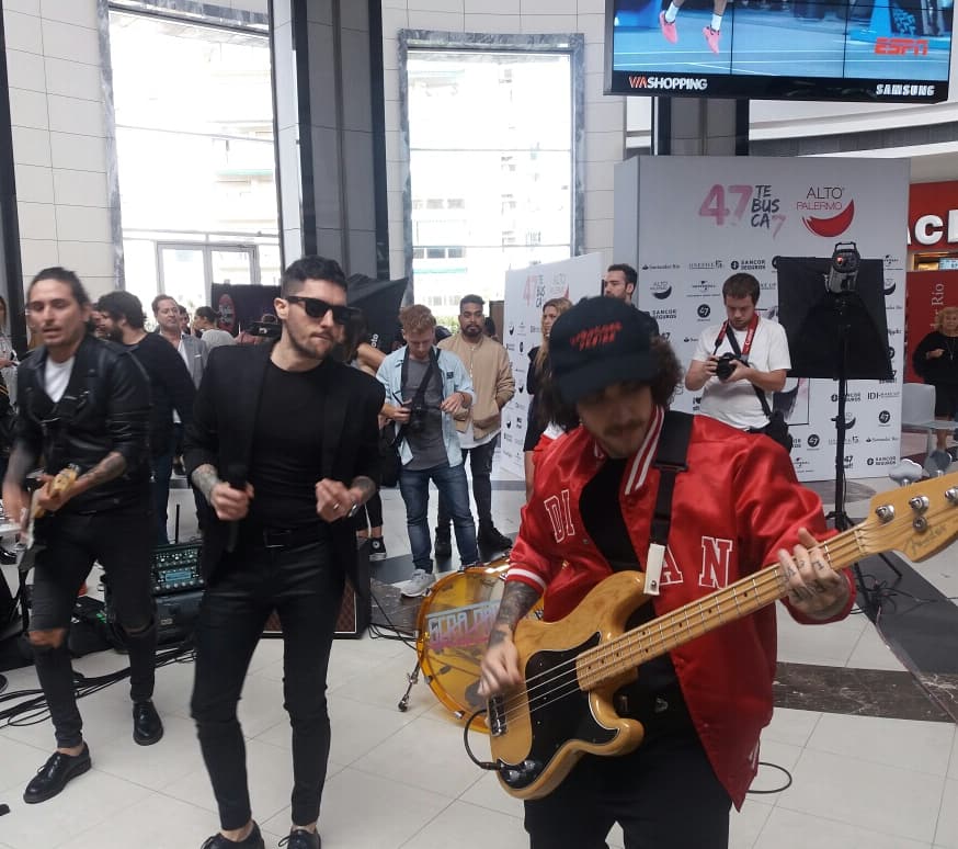 Marian_viveros's tweet photo. Los bombones de @serapanicoOK tocando en el @47channelar #47tebusca #altopalermo #altopalermoshopping #serapanico #12A #newsingle #bailarina en @alto_palermo @47channelar https://t.co/9cTY4mMJkz