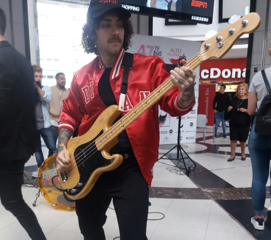Marian_viveros's tweet photo. Los bombones de @serapanicoOK tocando en el @47channelar #47tebusca #altopalermo #altopalermoshopping #serapanico #12A #newsingle #bailarina en @alto_palermo @47channelar https://t.co/9cTY4mMJkz