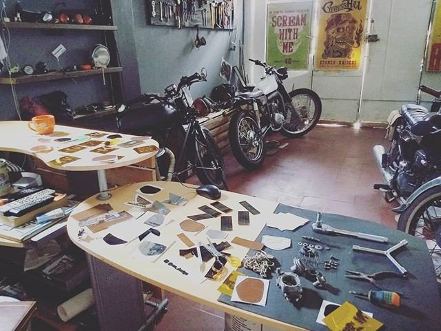 bikes_pics's tweet photo. Busy .
.
.
.

#crc_style #sticker #vintage #calico #retro #brand #caferacer#caferacerstyle #custombike #honda #bratstyle #caferacerporn ... https://t.co/ttoHkhHAxh