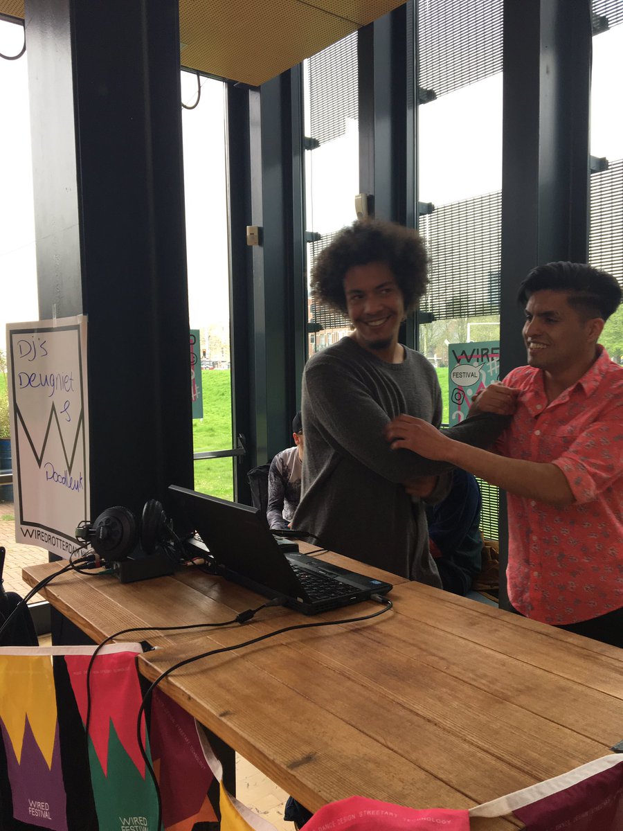 Het Maaspodium wordt goed benut! met o.a. choreograaf Sheyda Darab, Dj Doodleuk &amp; Dj Deugniet, live muziek met Afronaut, 'Mime’ workshop van Marvin Gomes, de workshop Street-Art Stencil &amp; Graffiti met de Rewriters en de ‘Clinic’ Bucketdrumming van Bennie’s Business KCRrotterdam