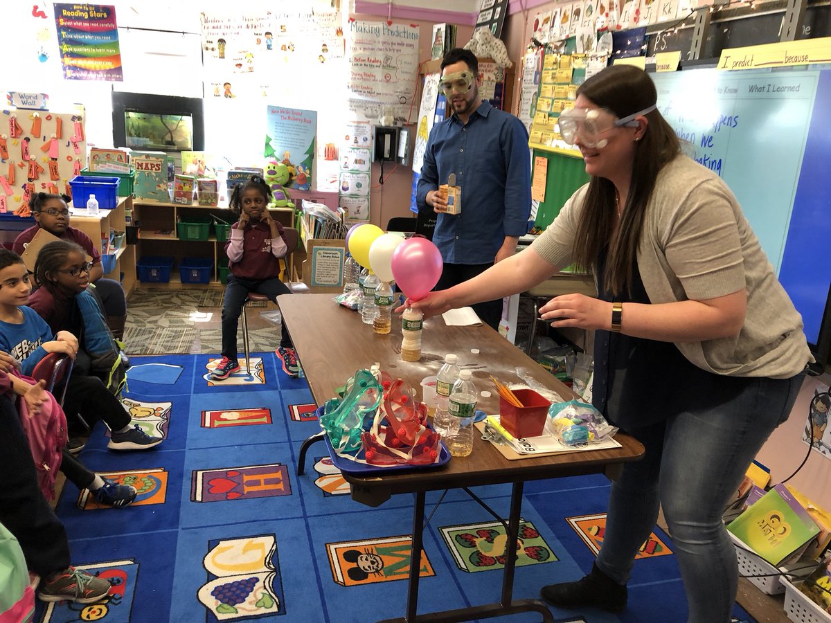 PS38RCLC's tweet photo. When teachers have fun in the classroom, scholars are engaged and become critical thinkers. #criticalthinking #science #teachershavefun #psilovemyschool #psgr38t https://t.co/8yRC4AOmkl