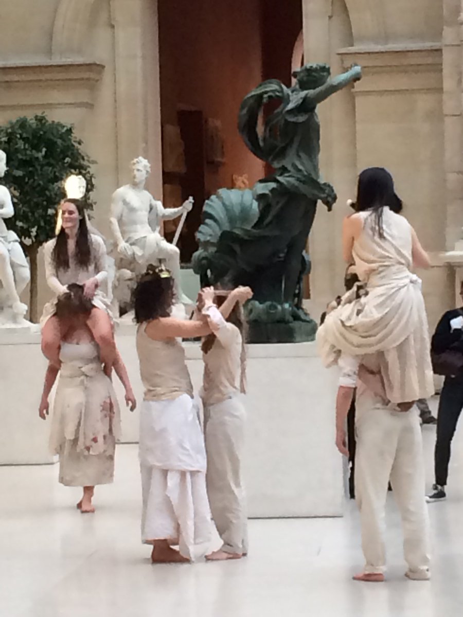 joellecqfd's tweet photo. Ce soir à 19h et 20h formidable performance chorale Cour Marly @MuseeLouvre #MarcusBorja avec les étudiants de #Esad et #PSPBB. Déambulation au cœur du public captivé et jamais captif 👏👏👏💫 https://t.co/PobEOgMDUS