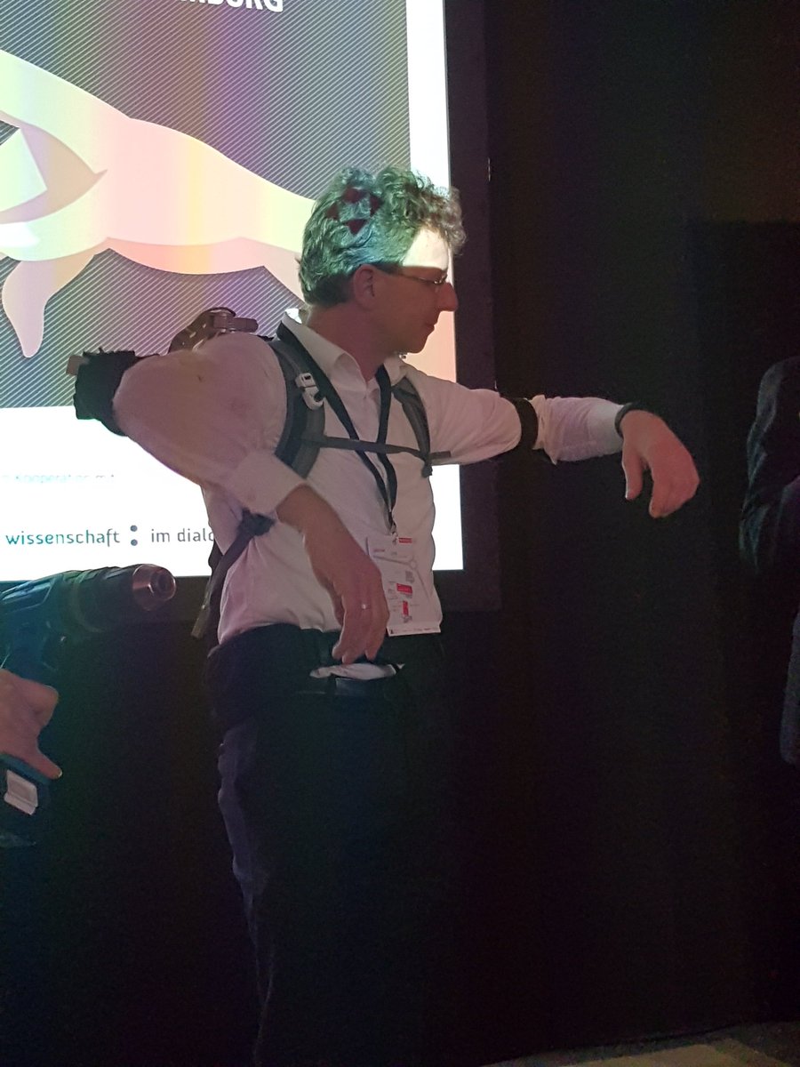 RadancyDE's tweet photo. Technologie unterstützt den Menschen: Hier wird grade ein aktives Exo-Skelett getestet, das bei schwerem Heben hilft. #buceriuslab https://t.co/BWiHs6L2MN