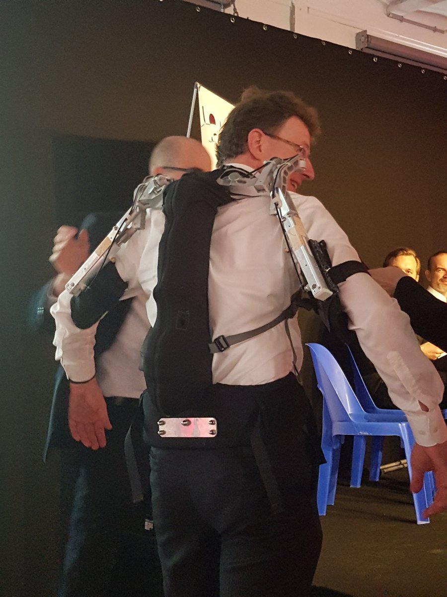 Technologie unterstützt den Menschen: Hier wird grade ein aktives Exo-Skelett getestet, das bei schwerem Heben hilft. #buceriuslab