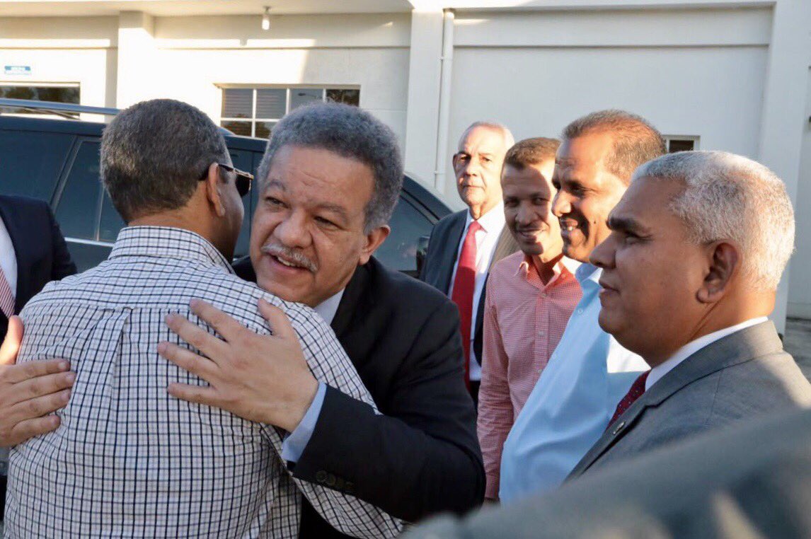 LeonelFernandez's tweet photo. Siento un gran placer de estar hoy compartiendo con la gente noble y trabajadora de la provincia Duarte, donde anoche presentamos los proyectos programados en @RD_2044 para esta región. https://t.co/PWUeHU9foh