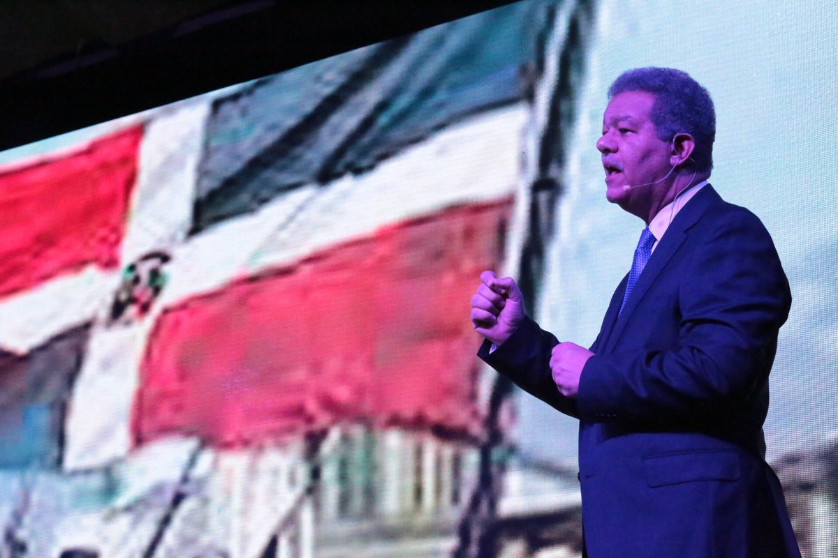 LeonelFernandez's tweet photo. Siento un gran placer de estar hoy compartiendo con la gente noble y trabajadora de la provincia Duarte, donde anoche presentamos los proyectos programados en @RD_2044 para esta región. https://t.co/PWUeHU9foh