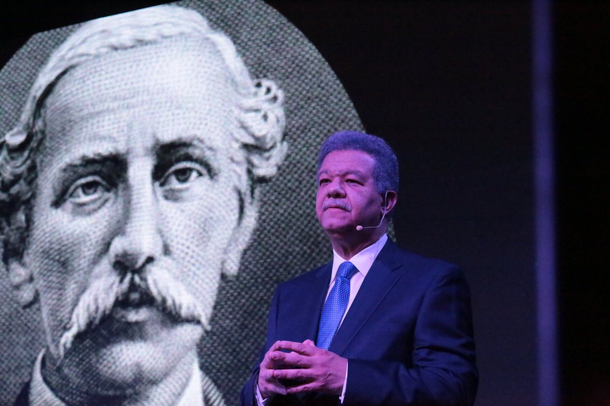 LeonelFernandez's tweet photo. Siento un gran placer de estar hoy compartiendo con la gente noble y trabajadora de la provincia Duarte, donde anoche presentamos los proyectos programados en @RD_2044 para esta región. https://t.co/PWUeHU9foh
