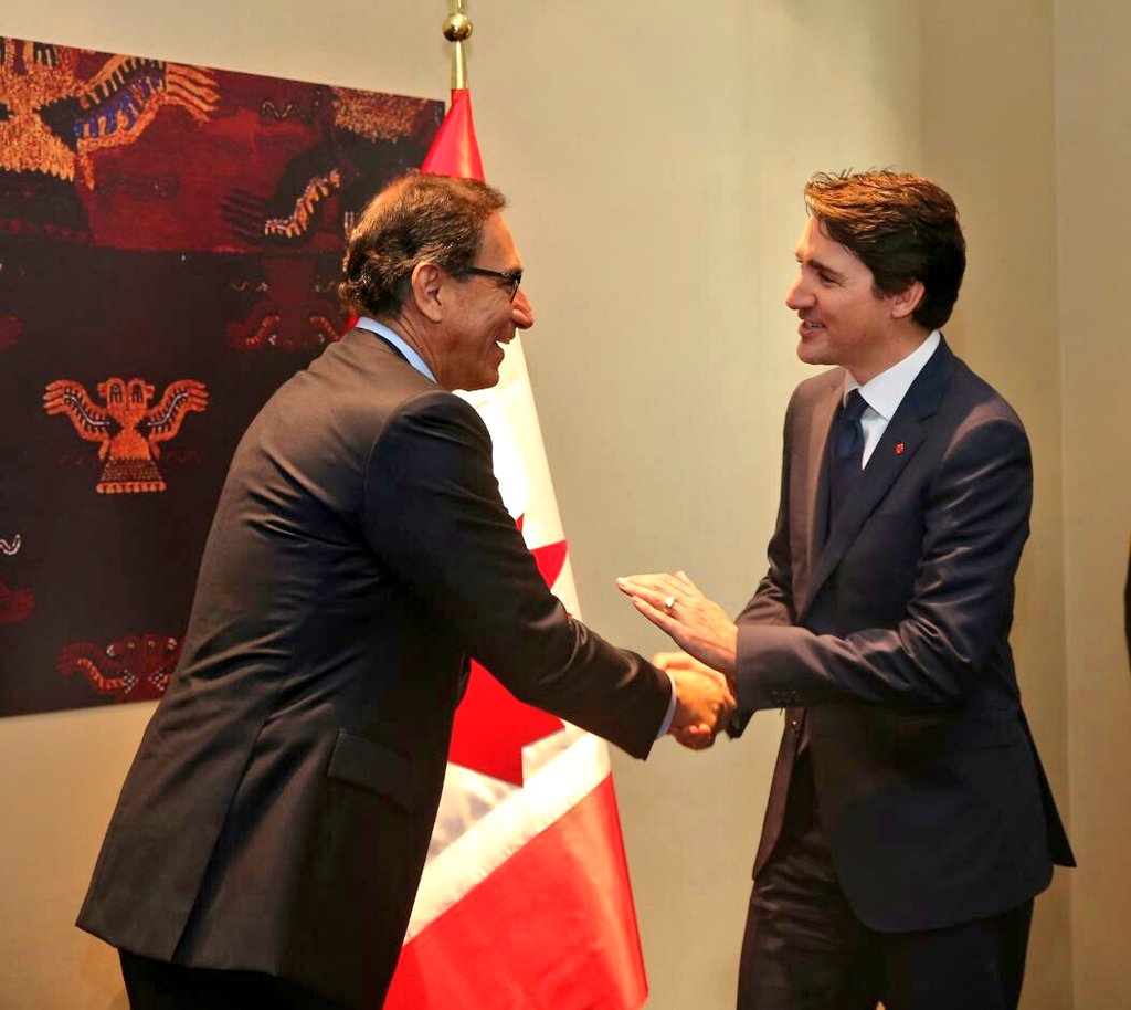 presidenciaperu's tweet photo. Presidente @MartinVizcarraC se reune con Primer Ministro @JustinTrudeau para continuar fortaleciendo la relación con Canadá y dialogar sobre temas de interés prioritario en la agenda bilateral y multilateral. #CumbrePerú https://t.co/ySodj0MrT7