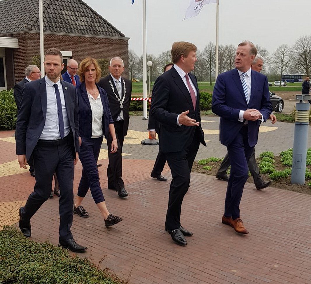 gennep's tweet photo. Koning Willem Alexander in Gennep voor opening CNC https://t.co/eGowEuhpPR