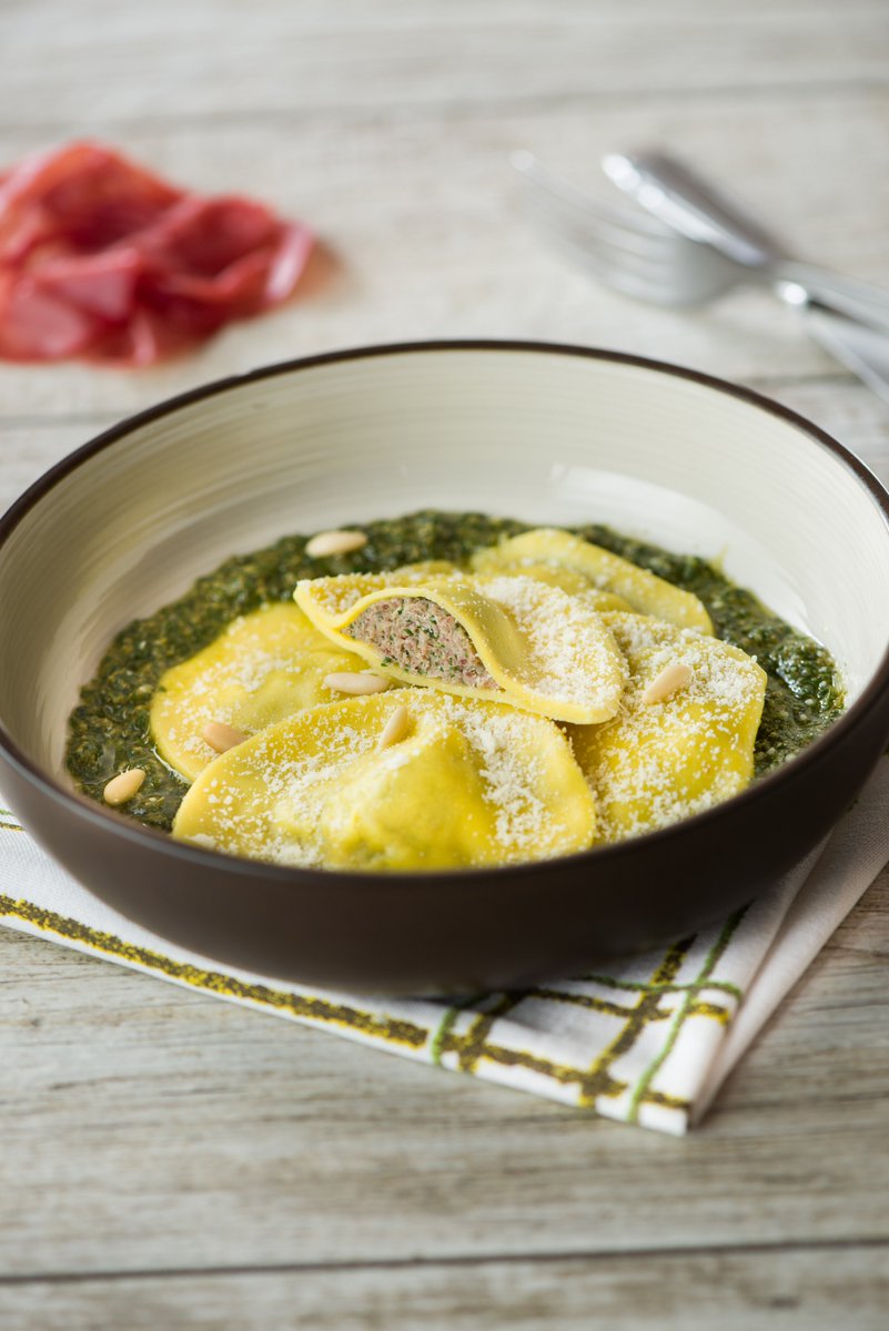 Un'idea per il weekend? Tortelli con Bresaola della Valtellina IGP, rucola e burrata con pesto di basilico: un primo piatto dal gusto meraviglioso! Seguite il link per la ricetta (senza glutine!) completa 🍝🍝🍝 fratelliberetta.com/it/home/consum…