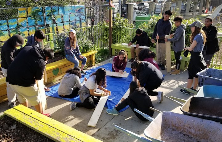 GoodFoodLA's tweet photo. #FreetheFoodFriday: @EnviroCharter teacher Brandon and his middle school class completed their big compost bin build this week! These #foodwaste warriors are learning how to #freethefood from landfills in the classroom and applying it at school &amp; at home! #zerowaste https://t.co/z8ofZzt6Wc
