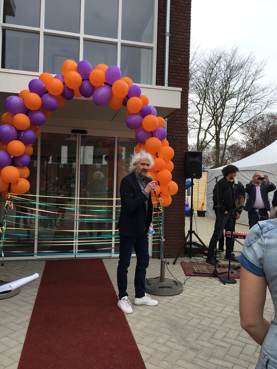 Ik heb net t wooncomplex van t Kom-fort mogen openen. Geweldig concept voor bijzondere mensen. Jongeren met n beperking wonen zelfstandig met begeleiding (n echtpaar) die in hetzelfde complex woont (met hun eigen kinderen).