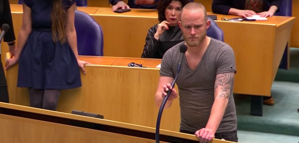 Wat er wél mis is met dat T-shirt van SP'er <a href="/peterkwint/">Peter Kwint</a> in de Tweede Kamer? Daar heeft Arno Kantelberg wel een mening over. esquire.com/nl/stijl-carri…