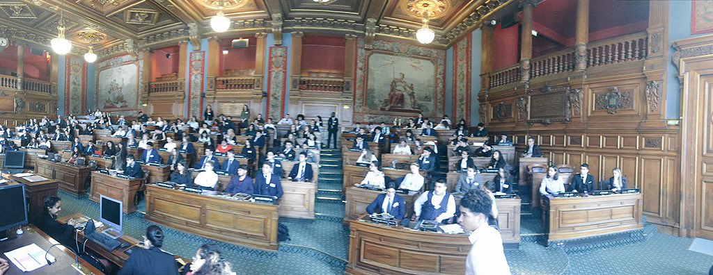 AnneSophieMdP's tweet photo. #Europe: cérémonie de clôture de la simulation organisée par @HODEBA avec 180 participants ds la salle du conseil en présence du commissaire @pierremoscovici "cette expérience de simulation va restée gravée ds votre mémoire ds votre parcours, vs en sortirez peut être changées " https://t.co/a4zDfsQOvt