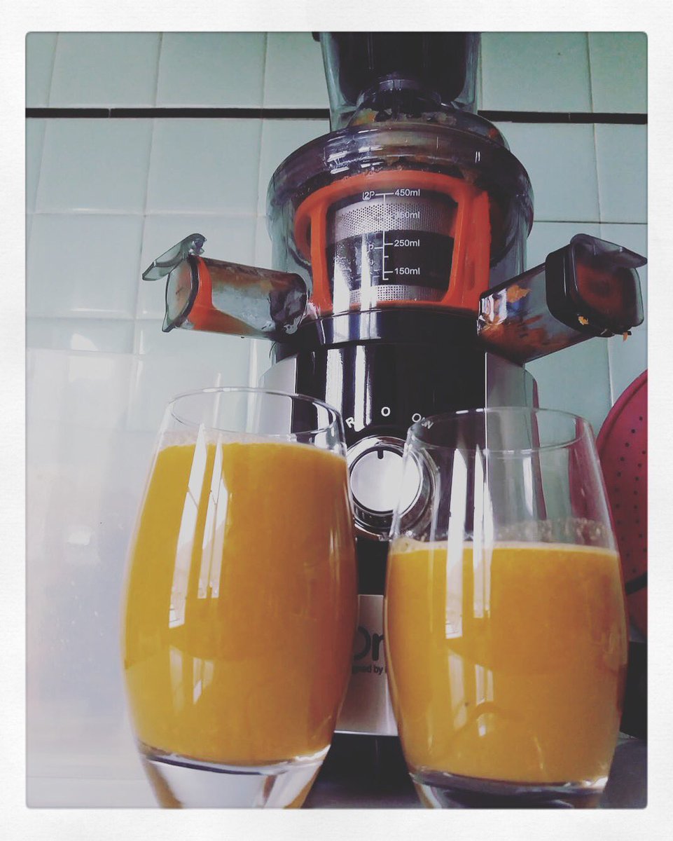 nygfdxh's tweet image. Un petit jus de légumes et fruits frais #extracteurdejus #bio #food #fruits #legumes #vegetables #vegetarian #green #apple #orange #cucumber #carrots #juiceextractor