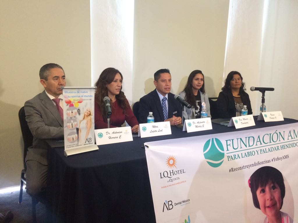 sintesisweb's tweet photo. #AlMomento ⚡ | El doctor Alejandro Méndez presenta la Fundación AMS, que busca ayudar a niños de #Puebla con labio y paladar hendido. Fotos: Guillermo Pérez. https://t.co/fU4ojJFWRl