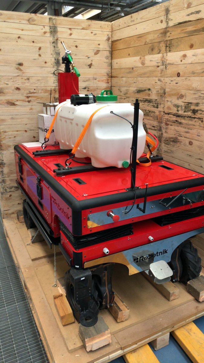 ProjectPantheon's tweet photo. And this is the second robot, with the tank and the sprayer to treat the plants. https://t.co/acFg9ragSZ