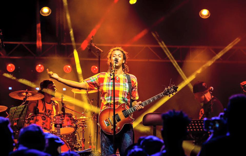 EngagesProd's tweet photo. SEBAH - Le #reggae est une musique qui se marie à merveille avec d’autres univers et Sebah l’a bien assimilé.
#PositiveVibration #NewMusic #ReggaeFrance #LiveShow #LesEngagésProductions

https://t.co/VJC1hXaEd9 https://t.co/YoVTJSRuEK