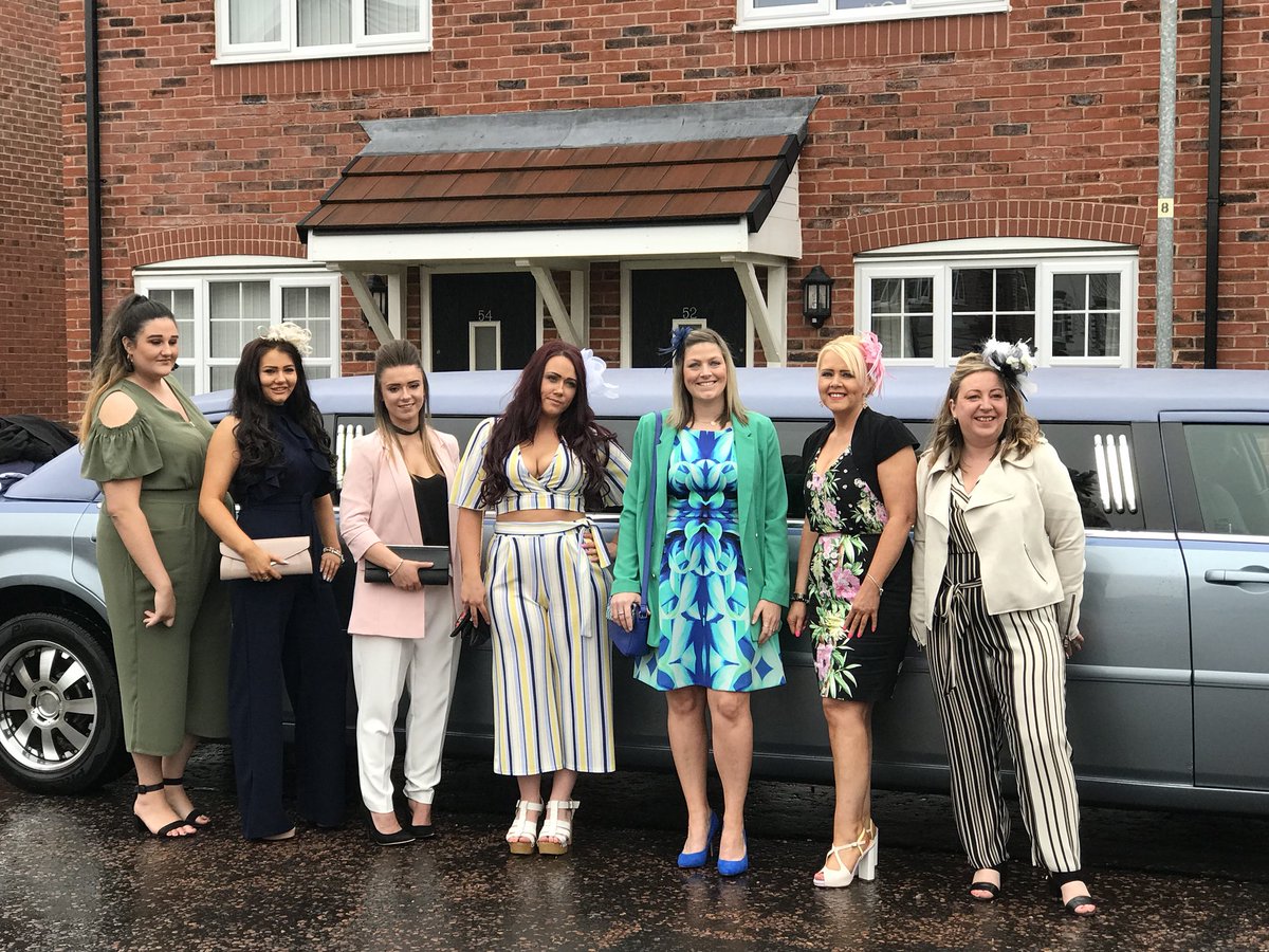 Sophisticars's tweet photo. Our #bluelimo #babybentleylimo dropping off these lovely ladies for #ladiesday @AintreeRaces #grandnational #limotransferlancashire #limohirelancashire #sophisticars https://t.co/tfI3dNDd6v